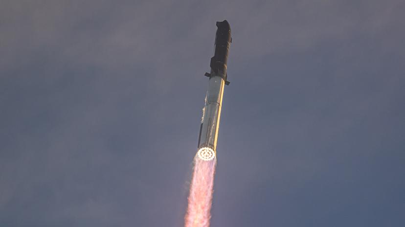 星舰二次试飞升空！助推器爆炸飞船随后失联，马斯克微微点头