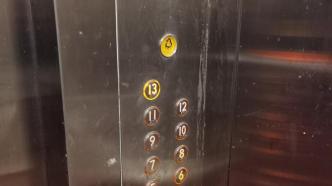 大楼电梯限时开，老人爬不动楼要求调整！小区竟“反向征询”