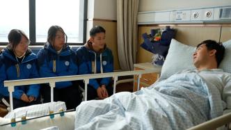 衢州一教师为学生买药时摔伤，学生在病房朗读感谢信