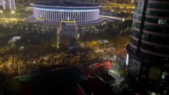 五月天演唱会欢呼阵阵，上海体育馆周边居民家中像“地震”?