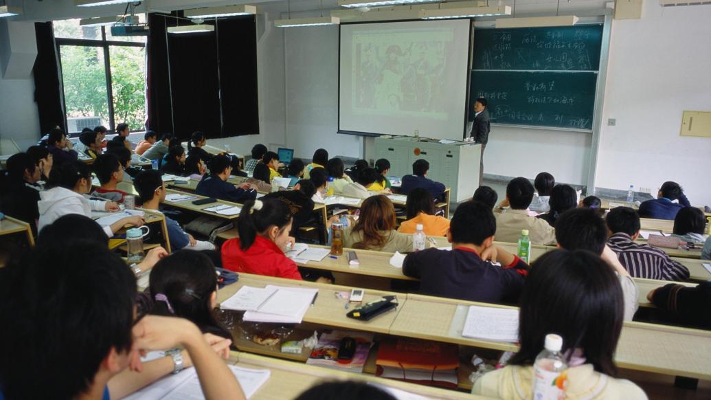 督促大学生“坐前排”，老师：上课前排没人也会郁闷