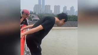 从钱塘江桥上跳水救人的外卖小哥彭清林被浙江省政府记一等功
