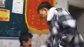 内蒙古赤峰一教师捶打推搡学生，回应：已停职并取得家长谅解