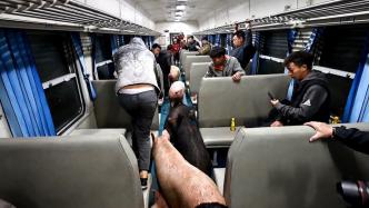 穿梭在大凉山的“慢火车”：牲畜家禽可上车，最低票价2元