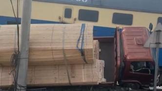 河北黄骅市一货车与火车相撞，无人员伤亡