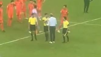 国足遭点球误判三球告负，韩国主帅赛后与主裁拍肩握手