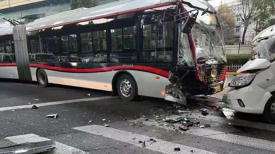 上海一客车与71路公交车发生碰撞，客车司机轻微受伤