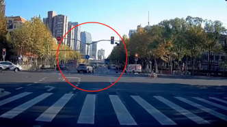 上海街头一车辆转弯撞落红绿灯，险些砸中行人