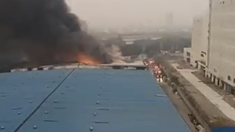 荆州一厂房起火，消防正在处置