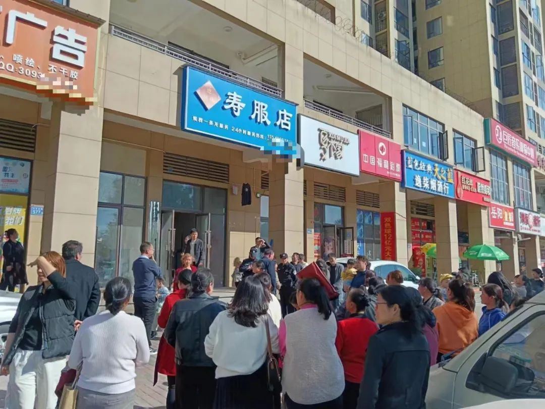 长沙市一寿衣店开在小区门口引争议，“寿服店”招牌被物业拆除