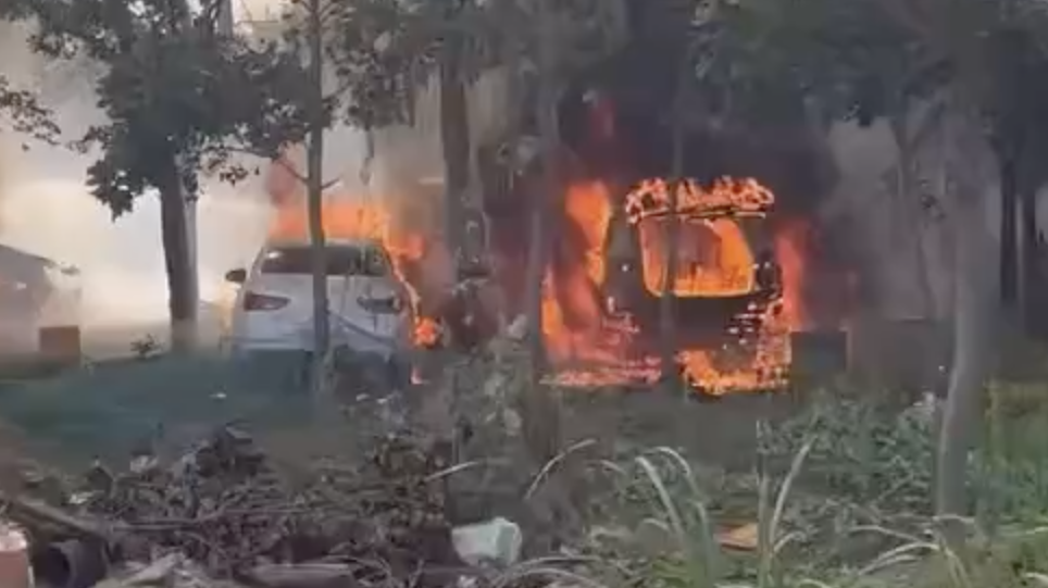 南京一厂房周边失火，7台车被烧