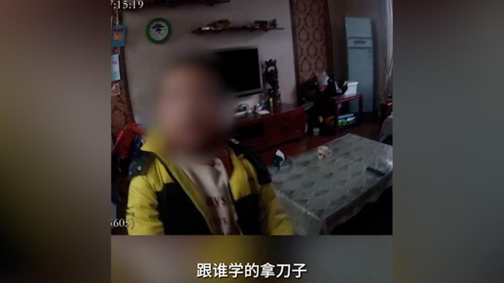 小男孩不写作业持刀威胁母亲，民警直接带到派出所教育