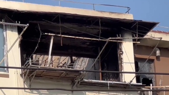 上海一民宅发生火灾46名居民撤离，楼顶可见被烧塌