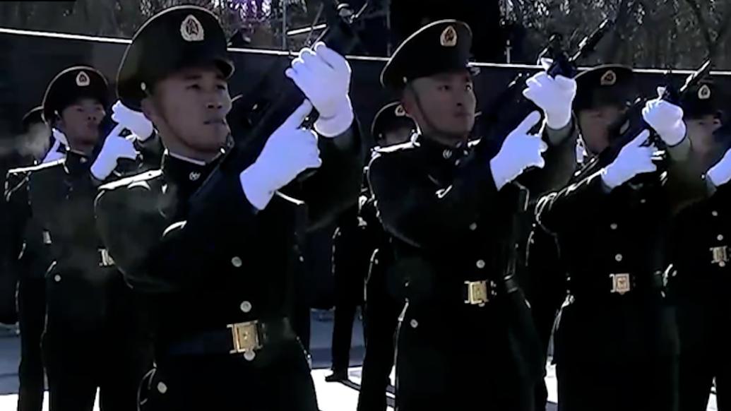 12响鸣枪礼致敬！第十批在韩志愿军烈士遗骸安葬仪式举行