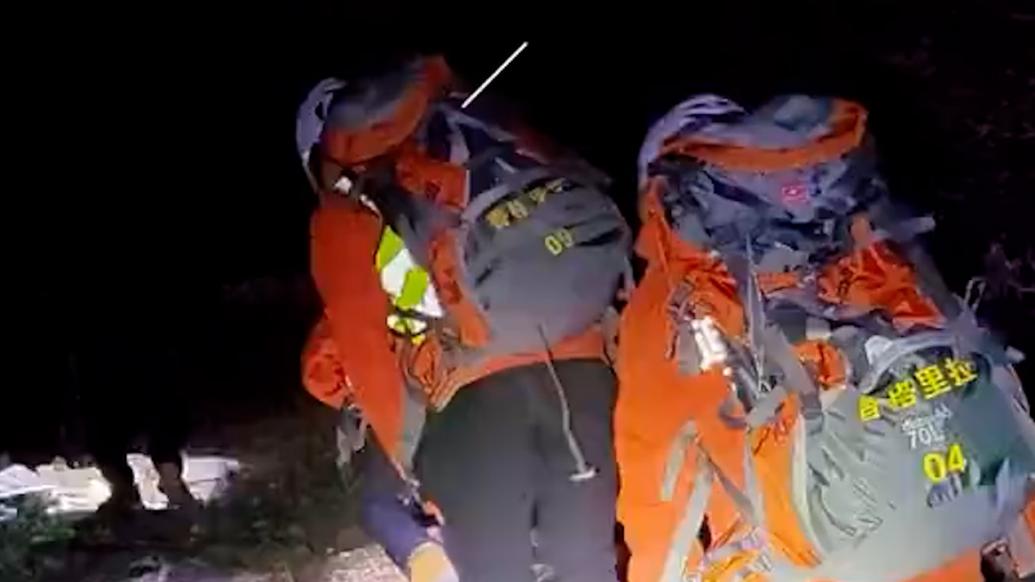 游客走野路被困海拔4300米雪山，消防星夜救援