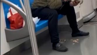 男子地铁车厢内吃鱼骨头吐一地，客服：车厢禁止饮食，没法处罚只能劝阻