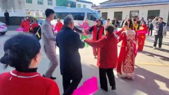 婚礼现场，公公婆婆载歌载舞欢迎新娘