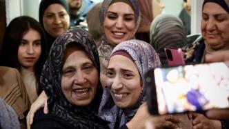 早安·世界｜以色列释放第二批被关押的人质，人们相拥而泣