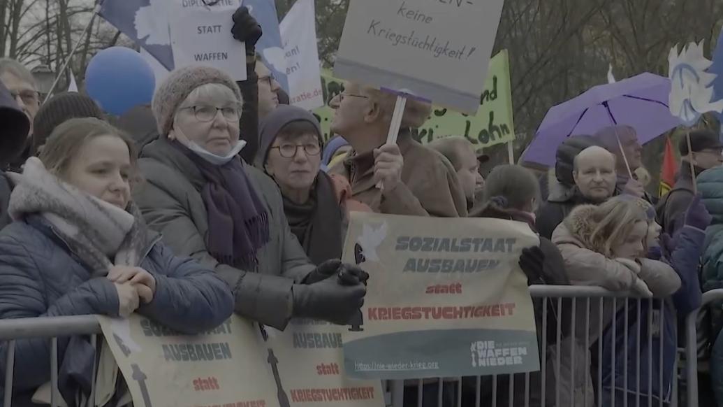 德国民众举行集会反对向乌供武，并呼吁削减军费
