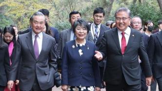 王毅出席第十次中日韩外长会：三方同意为中日韩领导人会议创造条件