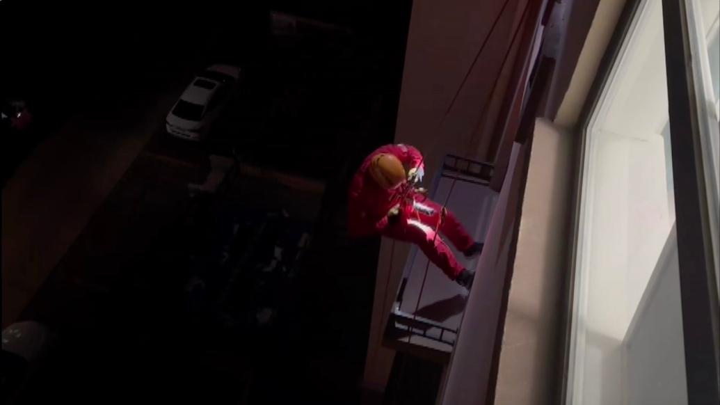 3歲幼童被反鎖在5樓家中，救援隊員從6樓索降救援