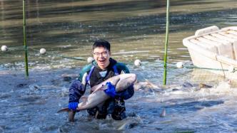 武汉一高校师生集体下湖“摸鱼”，学生：校庆日的活动
