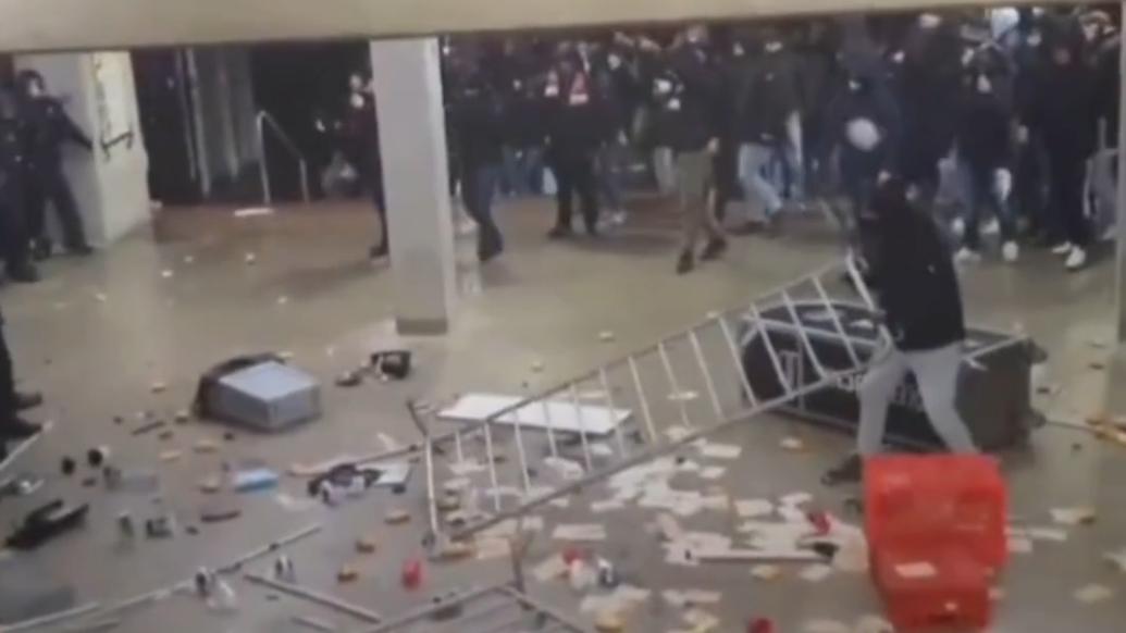 德国法兰克福球迷与警方爆发冲突，多人受伤入院