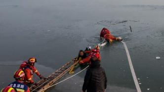 直击消防冰面救援两名少年：冰面脆弱，一人刚被救起一人体力不支松手