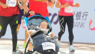 推1岁小婴儿参加上海马拉松，宝爸回应网络争议