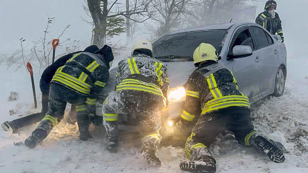 暴风雪席卷黑海多国，致多人死伤，数百万人供电中断