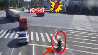 骑车人闯红灯与正常行驶车辆发生碰撞，交警：骑车人负全责