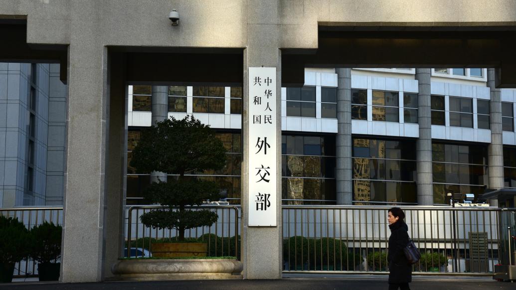 日本驻华大使首次探望3月被拘日本公民，外交部回应