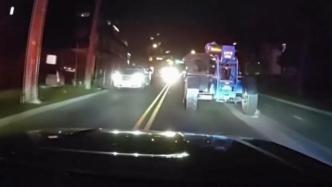 美国12岁男孩偷开叉车连撞约10辆车，遭警察一路追捕