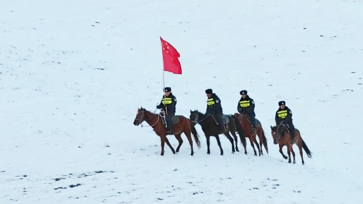 邊境移民管理警察在海拔近三千米雪山上策馬巡邊