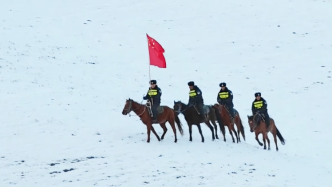 边境移民管理警察在海拔近三千米雪山上策马巡边