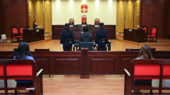 外逃23年回国投案，“百名红通人员”郭洁芳受贿案一审开庭