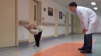 “折疊男孩”姜延琛已出院，19歲的他終于能坐起來過生日了