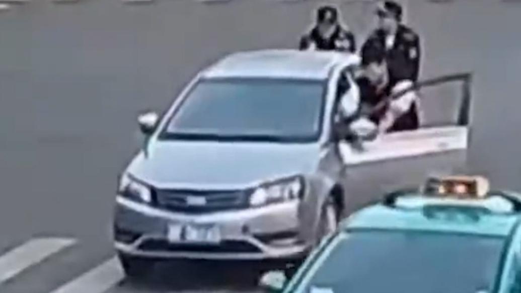 車子沒油拋錨，2名“推車俠”出現了