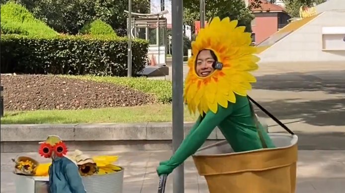 男生在上海街头扮“向日葵”，称希望打破常规活得舒服一些