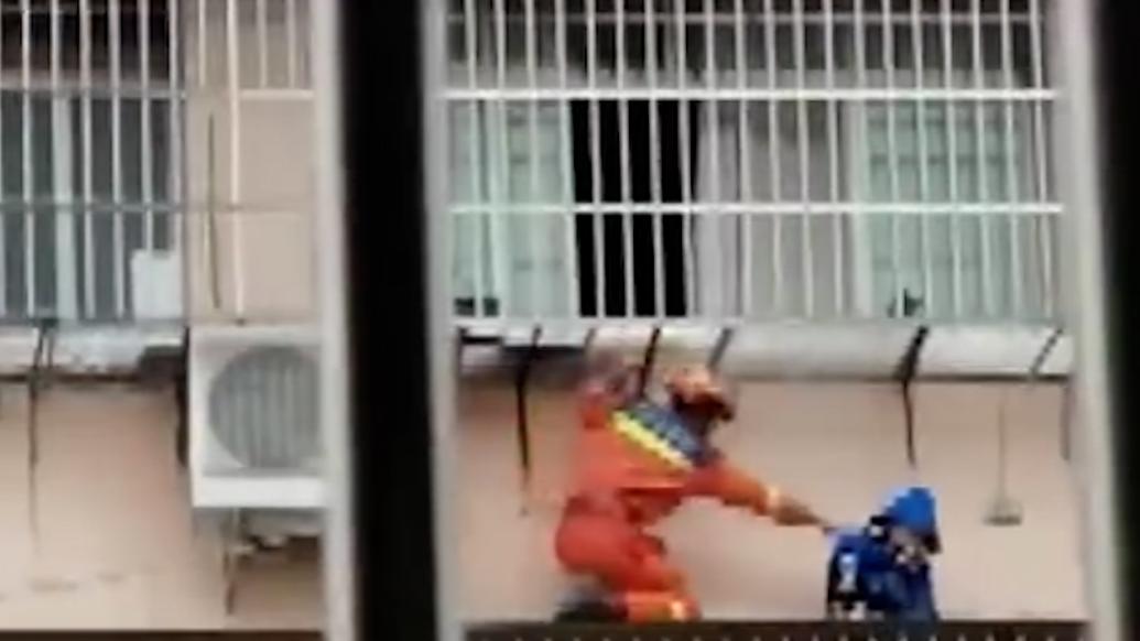 6岁男童被困5楼防盗网，消防员雨中救援