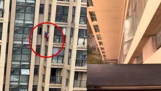 六旬婆婆忘带钥匙翻窗回家被困14楼窗外，武汉消防越窗营救