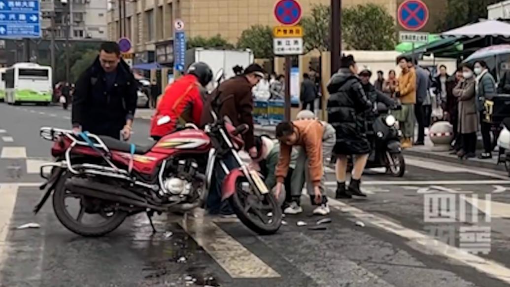 路面打滑摩托车上整车鱼翻倒,路人1分钟帮捡完_@所有人_澎湃新闻-The Paper