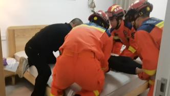 老人摔伤需转运，重庆河南两地消防接力援助