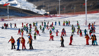 乌兰察布冰雪体育文化旅游系列活动启动当天，市长带头体验滑雪