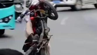 男子骑摩托闹市区翘车头炫技，查！