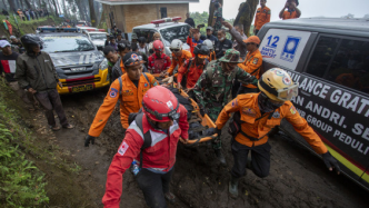 印尼马拉皮火山喷发已致17名登山者死亡