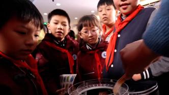 上海小学生零距离体验超导“悬浮术”