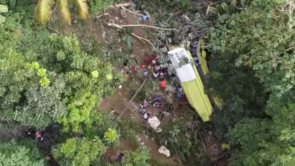 菲律宾一客车坠谷，已致27人死亡