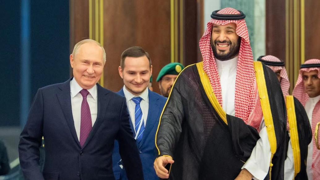 普京中东行经典重现：与沙特王储热情握手，强调友好关系不可挡