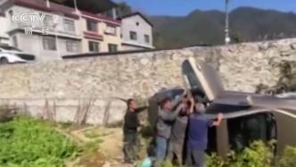 民警路過(guò)側(cè)翻轎車(chē)，4分多鐘救出5名被困者